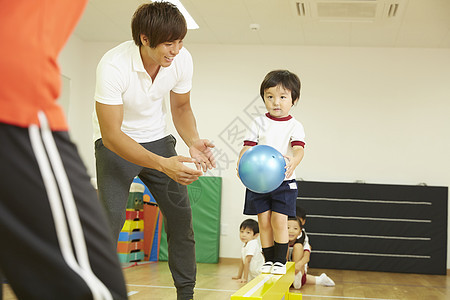 户内运动课程体操教室儿童平均球类训练图片