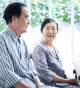 生机勃勃亲密室内老年夫妇图片