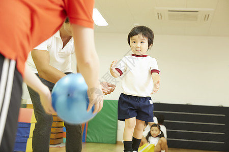 健身房指导较年轻体操教室儿童平均球类训练图片