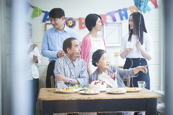 熟的女士房屋三代家庭庆祝图片