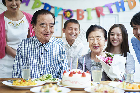 小学生复数女儿三代家庭庆祝图片