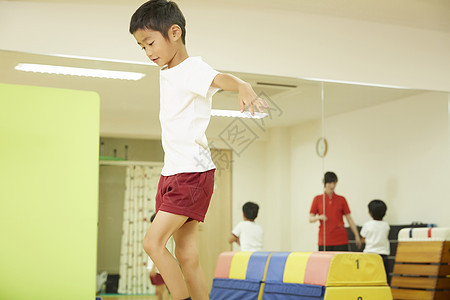 男孩们运动女士们体操教室平均平衡孩子图片