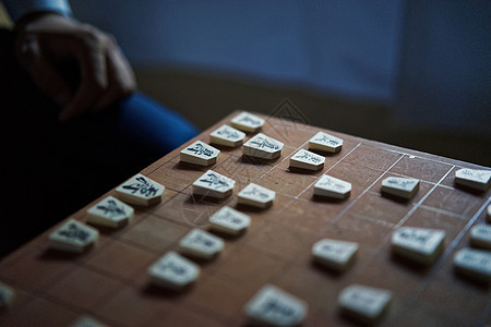 下日式象棋手部特写图片