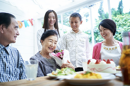 孙女儿童吃三代家庭庆祝图片