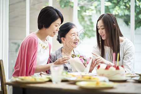 长寿笑脸女士三代家庭庆祝图片