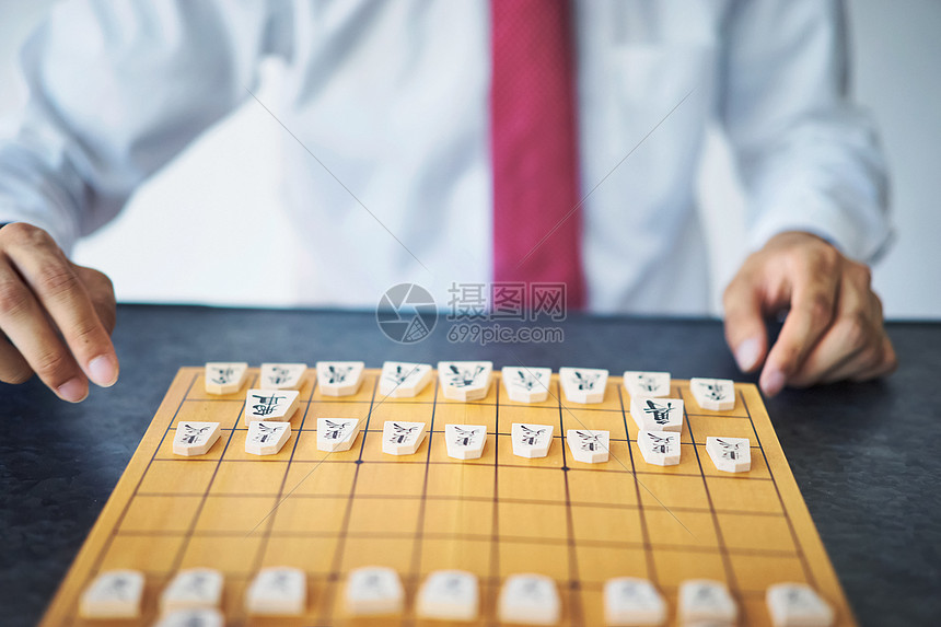 下日式象棋手部特写图片
