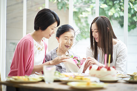 庆祝节日一家人图片