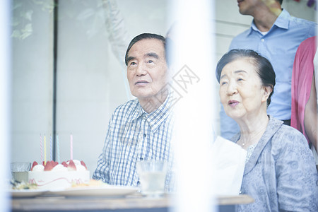 庆祝节日的老夫妇图片