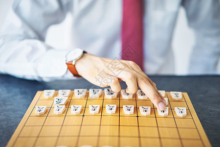 下棋的男性手部特写图片