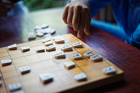 棋盘上下棋的手图片