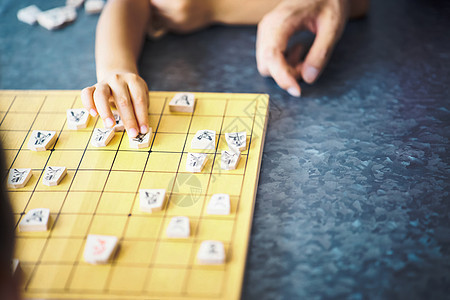 棋盘上下棋的手图片