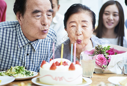 庆祝节日吹蜡烛的夫妇图片