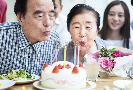 庆祝节日吹蜡烛的夫妇图片