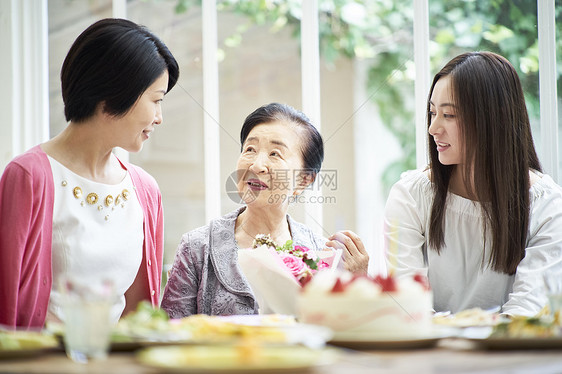 聚餐庆祝节日的三代人图片