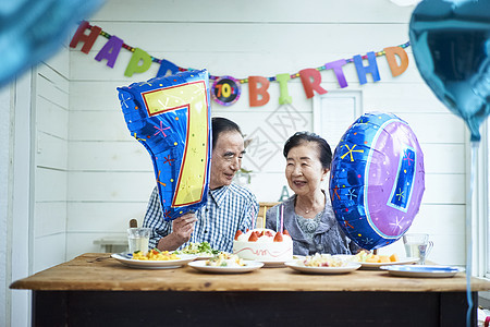 老夫妇庆祝周年纪念日图片