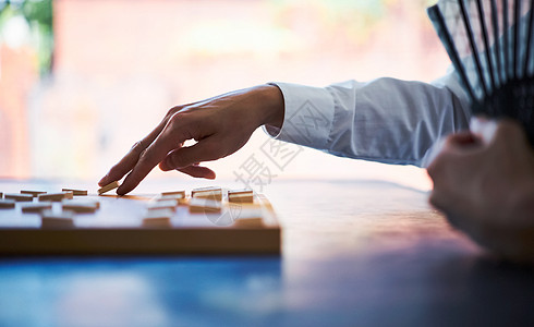 下棋的手部特写图片