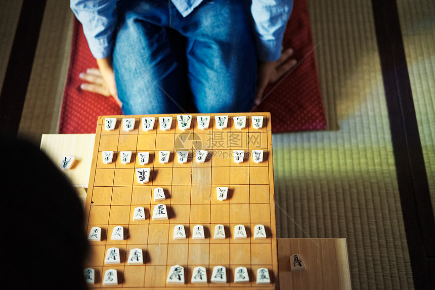 棋盘上对弈的棋子图片