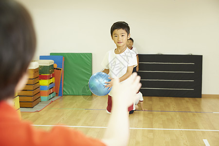 男人体育室内体操教室儿童平均球类训练图片
