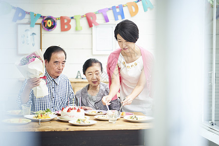 年长的夫妇男人们节日的三代家庭庆祝图片