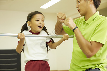 上课幼儿教训体操类铁棒孩子图片