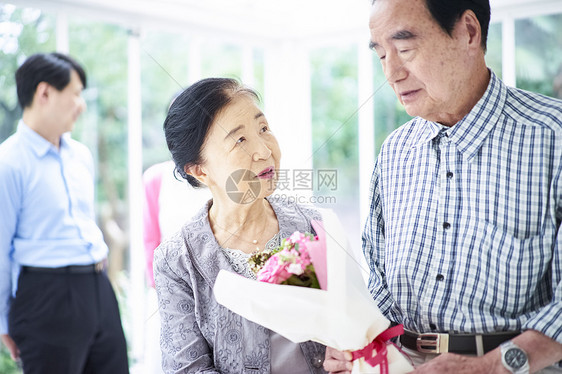 男人们欢快客厅老夫妇的庆祝活动图片