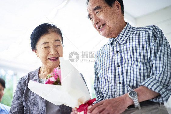 诗句男人和女人肖像老夫妇的庆祝活动图片