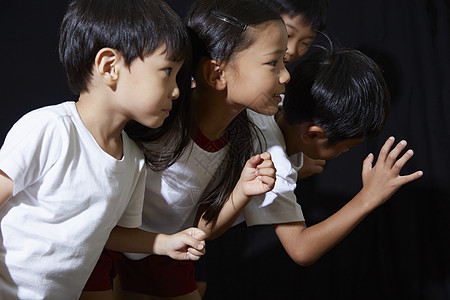 男女孩们幼儿园儿童体操教室跑跑步的孩子孩子画象图片