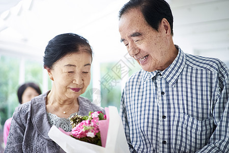 聚集诗句女孩老夫妇的庆祝活动图片