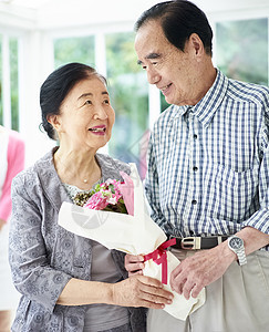 男女欢闹男老夫妇的庆祝活动图片