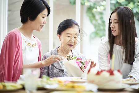 明亮生日恭喜三代家庭庆祝图片