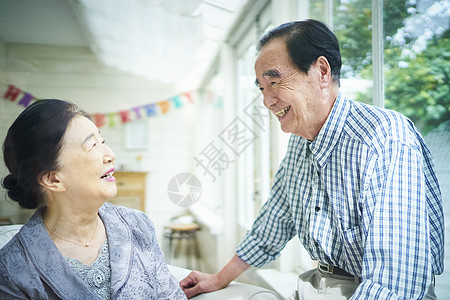 愉快男女有趣老夫妇的庆祝活动图片