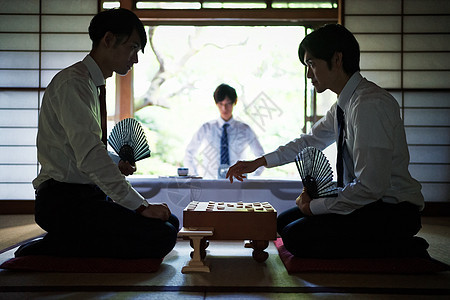 榻榻米上棋盘对弈的棋手图片