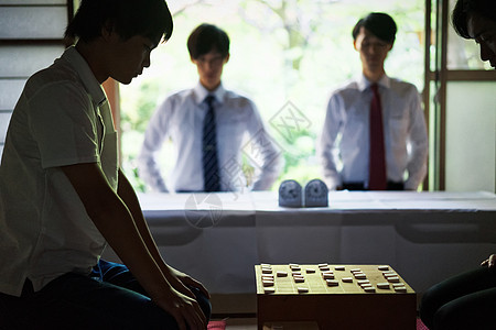 正在进行下棋比赛的选手图片