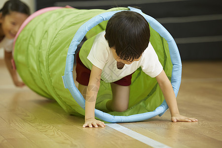 幼儿爬行游戏体操课堂练习通过培训图片