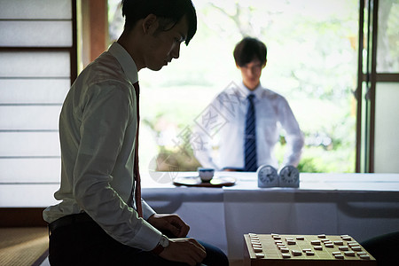 胸像棋子担心男子指着将棋图片