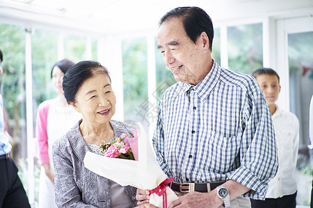 老两口朋友户内老夫妇的庆祝活动背景图片