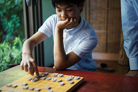 被学习棋盘指向shogi的男孩图片