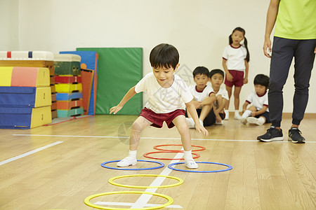 国际学校幼儿园儿童课外课程男孩体操教室跳跃背景