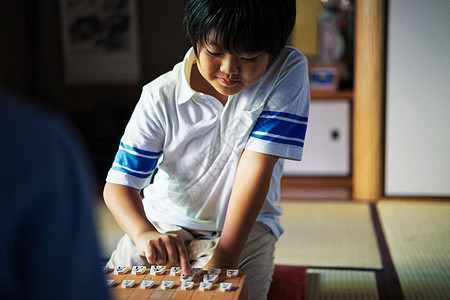 回合磁盘室内指向shogi的男孩图片