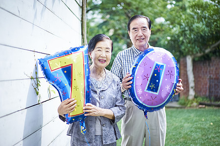 年长夫妇年老开心老夫妇的庆祝活动图片