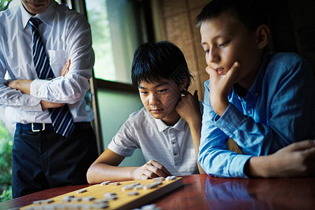 正在进行下棋比赛的选手图片