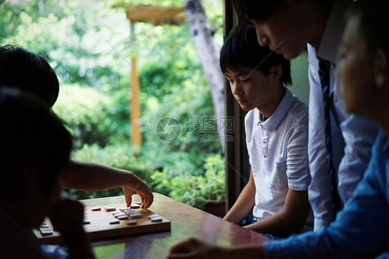 教室专业空白部分一个学习将棋的男孩图片