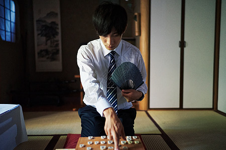 日本扇子西服商业男子指着将棋图片