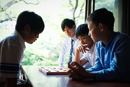 和室伙伴留白一个学习将棋的男孩图片