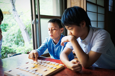 学校伙伴三人一个学习将棋的男孩图片