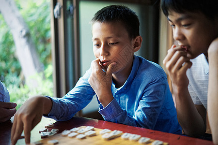 假日儿童磁盘一个学习将棋的男孩图片