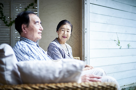 男人上半身女生老年夫妇图片