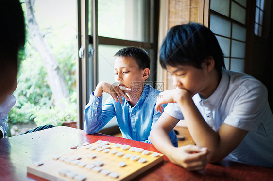 友好暑假一份一个学习将棋的男孩图片