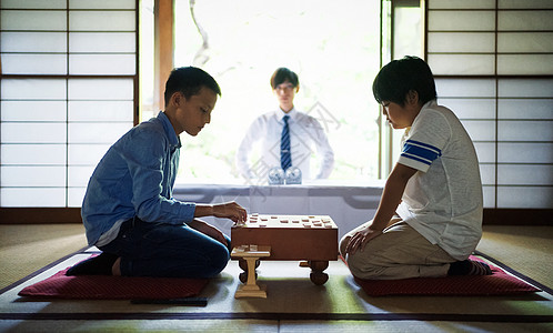 孩子们在玩棋盘游戏图片