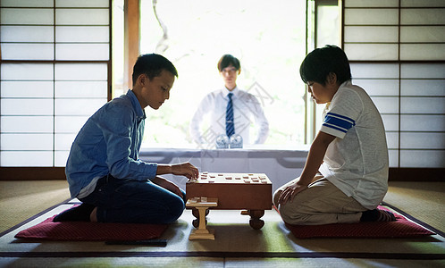 孩子们在玩棋盘游戏图片